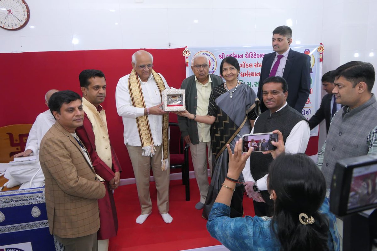 PoetPreet's tweet photo. Shri Karuna Foundation, under the guidance of Pujya Dhirajmuni Maharaj Saheb, inaugurated a hydraulic ambulance with the Hon. CM to aid animal rescues from pits and wells. @karuna_rajkot  @CMOGuj 
#karunafoundation #animalambulance #animalhelpline #ambulance #CMO #cmofgujarat https://t.co/Qn1KwTahTS