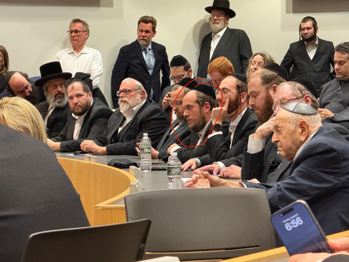 em_0_gee's tweet photo. @hasidic_1 @meyertauber @YLefkowitz @YehudaZorger @Avi_Greenstein סאיז צייט מ׳זאל אנה��יבן רעדן פין קארפטעט עסקנים, למשל דעי זארגער כמו עסקן איז א שרעקליכע מסור אין מאפינער. ער האט פארמסרט, מוסדות אין בתי מדרשים צוגלייך. אלעס אויב סשטימט מיט זיין אדשענדע. מדארף שטיין ווייט פין עים.. https://t.co/NHOS3zaIZr