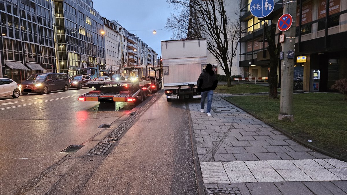 aytchell's tweet photo. Yo @PolizeiMuenchen . Just an dieser Ecke traf ich eine Streife von euch und bat sie, den Lasterfahrer des Geh-/Radweges zu verweisen.
Ziemliche low hanging fruit eigentlich.
Die Beamten kurbelten das Fenster hoch und fuhren Richtung Hbf davon.
#MerciDir für gar nix. https://t.co/Zv1Qm6wRW3