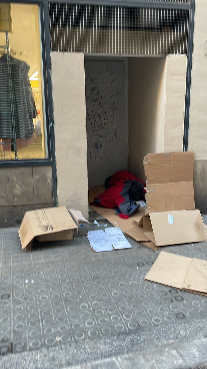 Jorch1122's tweet photo. @GUBBarcelona @bcn_ajuntament #Barcelona Ciutat Vella, carrer d’en Roig https://t.co/Q4ZQ2IZBKB