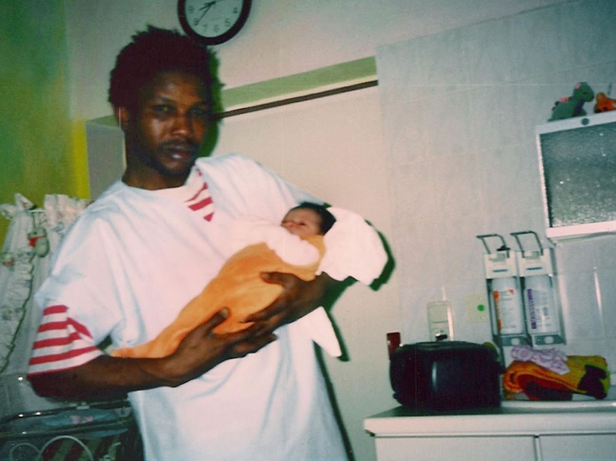 Heute vor 20 Jahren wurde Oury Jalloh auf brutalste Weise in Zelle 5 in Dessau von Polizisten ermordet. Bis heute gibt es kaum Konsequenzen und Polizeigewalt ist allgegenwärtig

In Gedenken an Ihn und seine Familie - niemals vergessen, niemals verzeihen!