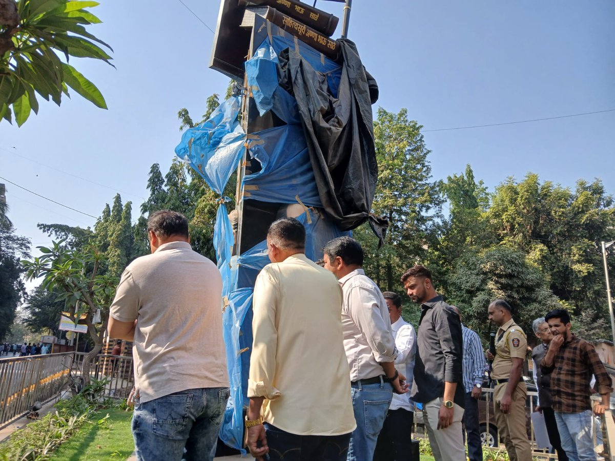 AmeetSatam's tweet image. अंधेरी पश्चिम विधानसभा मतदारसंघातील नवरंग टॉकीज येथे अण्णाभाऊ साठे चौकचे काम सुरू असून त्या ठिकाणी भेट दिली व कामाची पाहणी केली. यावेळी सुरू असलेल्या कामांना गती देण्याच्या सूचना संबंधितांना दिल्या.

#AmeetSatam3_0 #DevelopmentInProgress #InfrastructureImprovement #WorkInspection