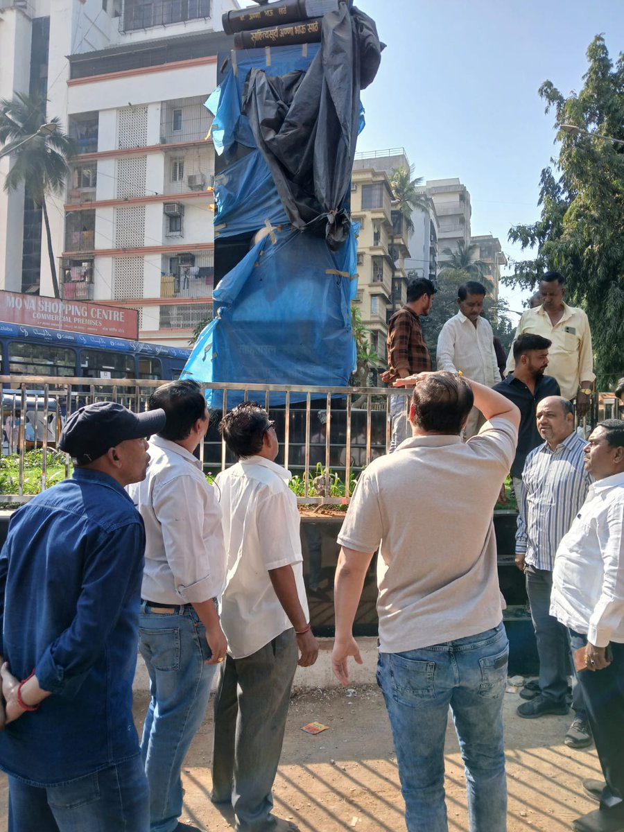 AmeetSatam's tweet image. अंधेरी पश्चिम विधानसभा मतदारसंघातील नवरंग टॉकीज येथे अण्णाभाऊ साठे चौकचे काम सुरू असून त्या ठिकाणी भेट दिली व कामाची पाहणी केली. यावेळी सुरू असलेल्या कामांना गती देण्याच्या सूचना संबंधितांना दिल्या.

#AmeetSatam3_0 #DevelopmentInProgress #InfrastructureImprovement #WorkInspection