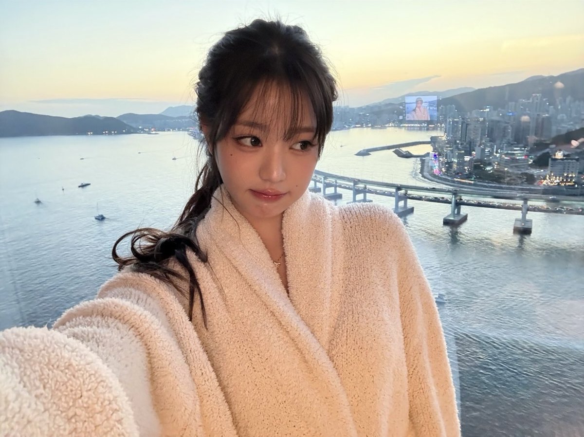 원영님이 인스타에 셀카를 네 장이나 올려주심