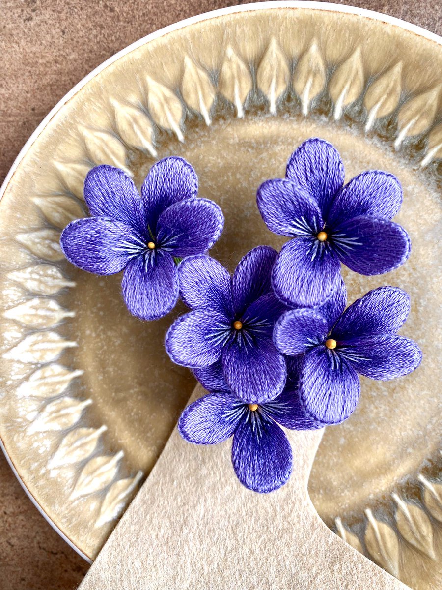 立体刺繍のスミレの花 なかなかお行儀の良い感じに仕上がりました 明日