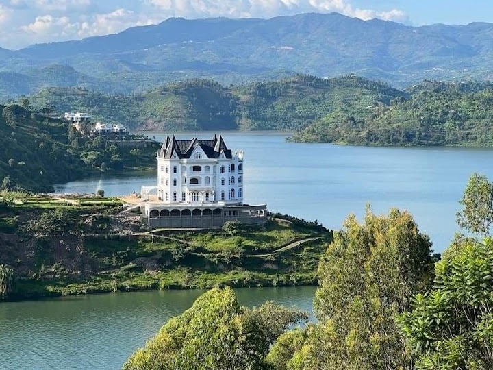 jcniyomugabo's tweet photo. I am no tourist, but since 2022, I have traveled to over 8 countries across Europe, Africa, and Asia. 

Many people at the airport, hotel, and in the city always ask me where to visit in Rwanda. 

At first, I had no clue—but after visiting all 30 districts, here is some recommendation of different places that you can visit in the country of thousand hills before 2025 end....