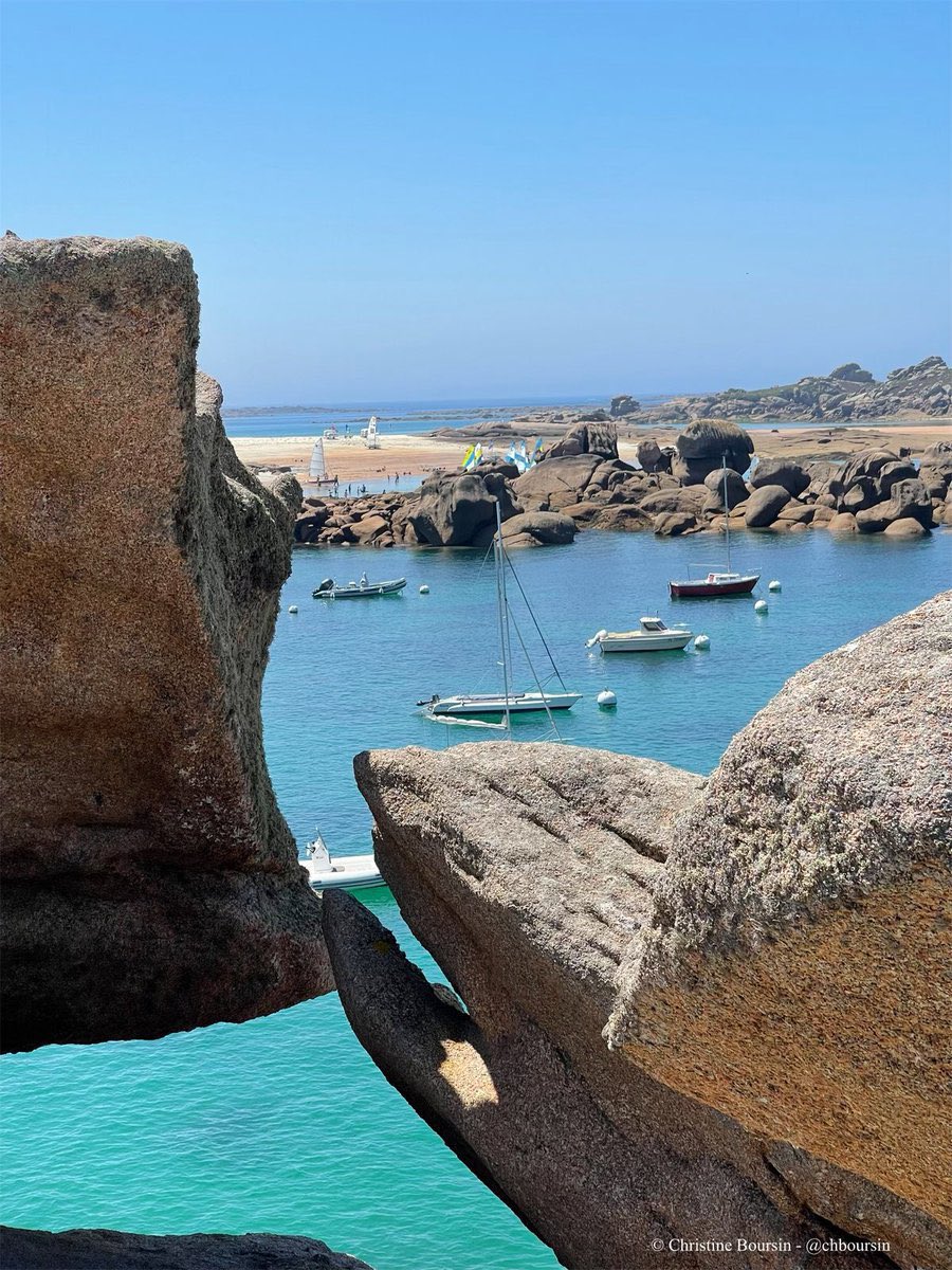 #Bretagne Comme une envie de retrouver l’été sur la côte de granit rose ! 💜💗💝