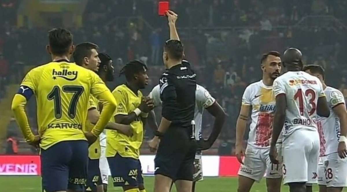 Atkililar_Kalir's tweet photo. Size sosyal medyadaki Fenerbahçe taraftarını çok basit bir örnekle anlatacağım...

Fenerbahçe'nin Kayserispor'u komik bir penaltıyla 4-3 yendiği maçın son dakikasında Fred, hakeme küfrettiği için kırmızı kart gördü.

Gündemi tamamen bu kırmızı karta çektiler.
Sonra şöyle bir süreç yaşandı...

Önce, Fred İngilizce bilmiyor dediler.
Sonra, hakem İngilizce bilmiyor dediler.
Ardından dudak okuma uzmanı oldular "küfür etmiyor" dediler.

Sonrasında hakemin raporu ortaya çıktı.
Hakem, Fred'in "F*cking stupid referee" dediği için kırmızı kart gördüğünü belirtti.

Bunun üstüne bir Fenerbahçeli bir troll hesabı çıktı ve "Fred'in yöneticilere ben sadece 'this is stupid foul' dedim dediği iddia edildi" gibi bir paylaşım yaptı.
Kaynak yok, bilgi yok, gerçek yok, kanıt yok sadece "iddia edildi" söylemi var. 

Herkes bu paylaşımı tekrar tekrar yazdı.
Fenerbahçe açıklama yapacak dendi. Tahkimden dönecek dendi. Sonrasında ise hiçbir şey olmadı.

Fred "F*cking stupid referee" dediği için 2 maç ceza aldı.

Aradan zaman geçti ve en holigan Fenerbahçeliler'den biri olan Ahmet Ercanlar bile "Fred küfrettiğini kabul etti, 'F*cking stupid referee' demiş" diye açıklama yaptı. Yönetimin bu yüzden herhangi bir aksiyon almadığını belirtti.

Peki sonuç ne oldu?
Fenerbahçeliler, 1 yıldır her paylaşımın altına gelip "Bu ülkede Fred 'aptalca bir faul/this is stupid foul' dediği için kırmızı kart gördü!" yazıyorlar.

Onlarca doğru arasından, kendi uydurdukları 1 yalana sarılmışlar, onun peşinden gidiyorlar.
Gerçeklere bakmaktansa, kendi yalanlarına inanıp mağduriyet devşiriyorlar.

Her konuda olduğu gibi.