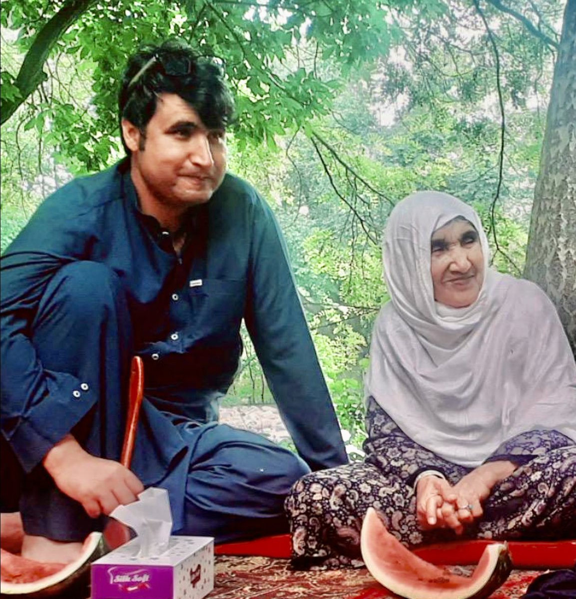 کُلُّ نَفٌسِنْ ذَا٘ئْقَۃُ ال٘مُوْتٌ.

زما ادکه هم راڅخه ولاړه په لنډ 
وخت کې هم پلار جان راڅخه ابدی ویده شو، هم ادې ور پسې ورغله. 😭😭😢