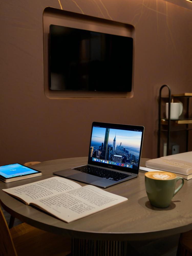 YohLee378169's tweet image. Studying in a comfortable environment makes it easier to get into the flow. Tonight, I’m in a quiet hotel corner—books and thoughts flow smoothly.
#StudyFlow #ComfortableStudy #QuietEnvironment