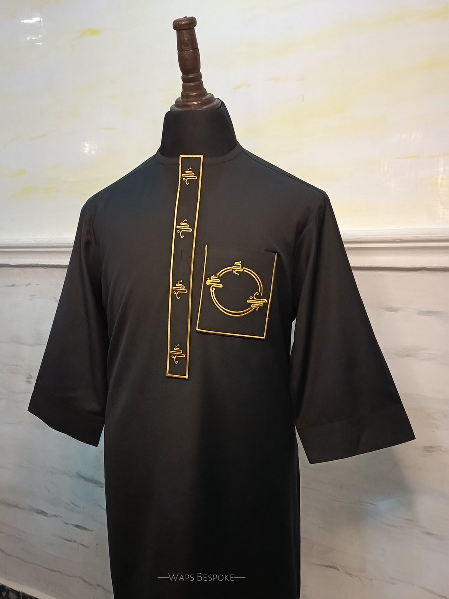 wapsbespoke's tweet photo. Refined Elegance: A Touch of Gold with Modern Monogram Detailing.
.
.
.
.
#wapsbespoke
#BespokeFashion #ElegantDesigns #MonogramStyle #LuxuryWear #AfricanFashion #CustomTailoring #MenOfStyle #SophisticatedLook #TraditionalWear #GoldenDetails https://t.co/THug7F78ry
