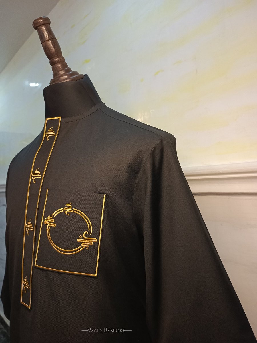 wapsbespoke's tweet photo. Refined Elegance: A Touch of Gold with Modern Monogram Detailing.
.
.
.
.
#wapsbespoke
#BespokeFashion #ElegantDesigns #MonogramStyle #LuxuryWear #AfricanFashion #CustomTailoring #MenOfStyle #SophisticatedLook #TraditionalWear #GoldenDetails https://t.co/THug7F78ry