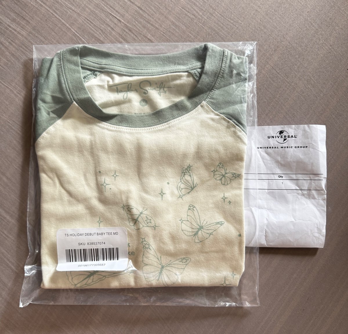 dear_mariiaa's tweet image. For Sale: Taylor Swift Baby Tee (Self-Titled Era) 

📌 Authentic Merchandise from the Taylor Swift Official Store
📌 Size: Medium
📌 Condition: Brand new, sealed, never opened or worn

rfs: bought as an extra item.

DM me for more details. 😊
#taylorswiftph #forsaleph #swiftiesph