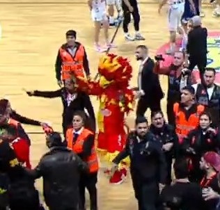 sporx's tweet photo. Göztepe Basketbol Takımı'nın yeni maskotu K'ANKA, taraftarla buluştuğu ilk maçta hakemin üstüne yürüdü, polislerle tartışma yaşadı ve göz altına alınıp serbest bırakıldı. https://t.co/CCFTkbuBdV