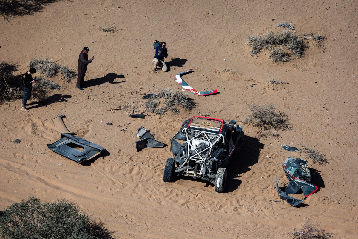 dakar's tweet photo. 🚘 @SebastienLoeb rolled over at km 12. Thankfully, both he and his navigator @FabianLurquin are safe and were able to continue. However, they’ve stopped again at km 63. 🛠

#Dakar2025 #DakarInSaudi https://t.co/Pb4tm46FRT