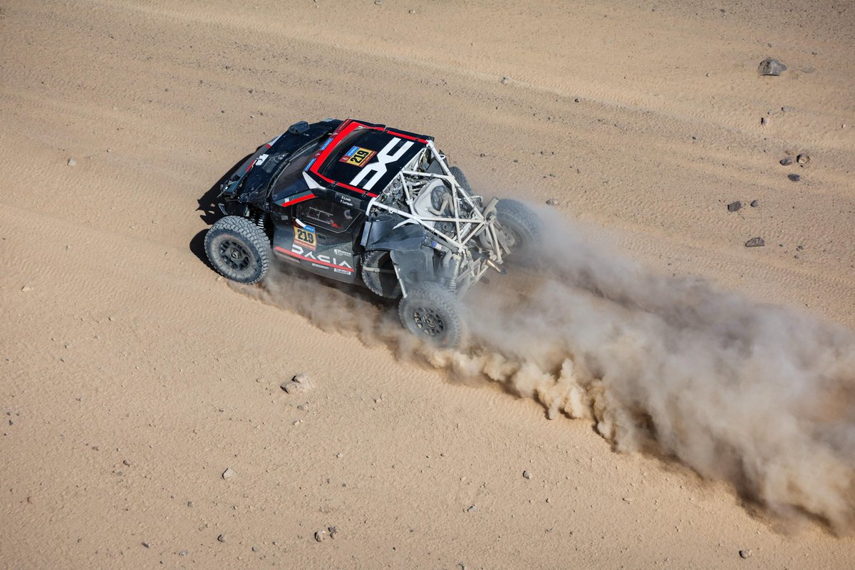 dakar's tweet photo. 🚘 @SebastienLoeb rolled over at km 12. Thankfully, both he and his navigator @FabianLurquin are safe and were able to continue. However, they’ve stopped again at km 63. 🛠

#Dakar2025 #DakarInSaudi https://t.co/Pb4tm46FRT