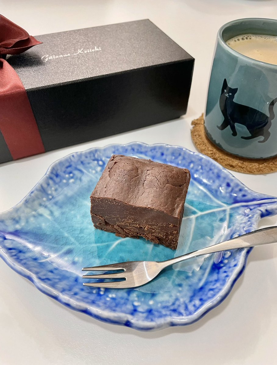 A_YB7T's tweet photo. 頂いたガトーショコラが美味しすぎて「ほほほぉっ」と訳分からない奇声を挙げてしまいました。
最高のおやつタイムでした。ありがとう。
#ガトーケイイチ #KAOKA https://t.co/501549dFjv