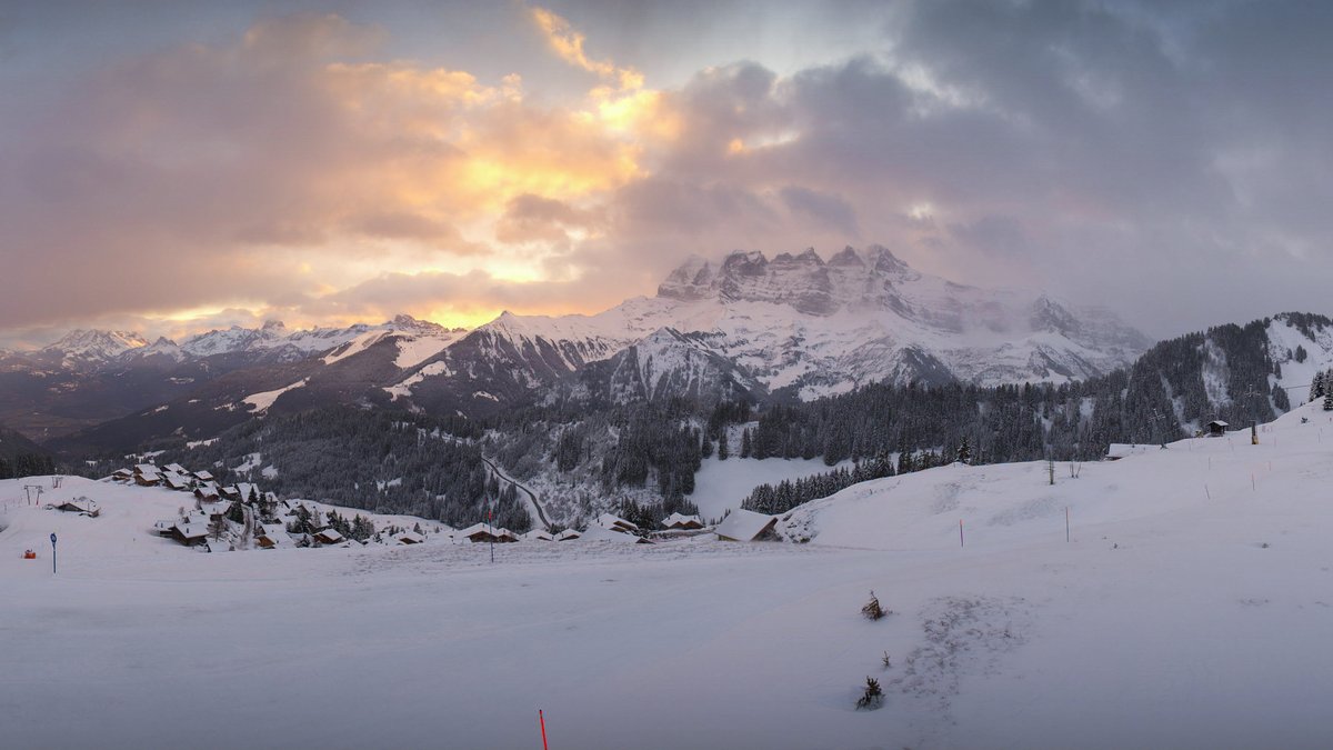 😍 Admirez un peu plus nos magnifiques paysages et la vue sur les Dents du Midi grâce à la nouvelle webcam de Champoussin ! 👉 rddm.link/wbc

#regiondentsdumidi #valais #portesdusoleil