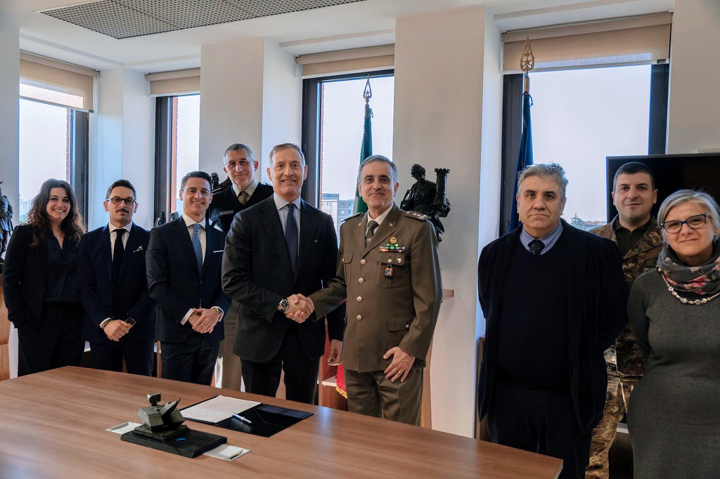 segredifesa's tweet photo. La Direzione degli #Armamenti Terrestri ha recentemente siglato l’acquisto dei nuovi #lanciatori #Himars e ha sottoscritto un accordo per sistemi di #difesa #contraerea a cortissima portata C-RAM: https://t.co/ykb0iYvkyH #ProgettiamoilFuturo #SiamolItalia https://t.co/5ModhZsw0V