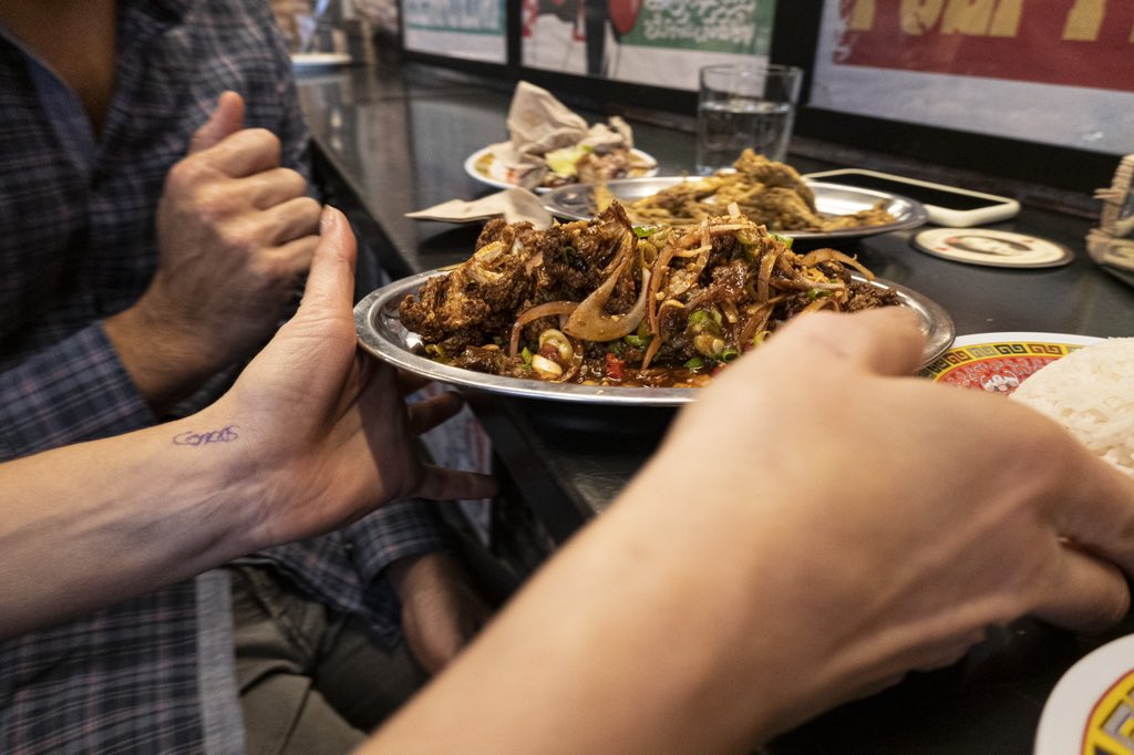Hay ganas de barra, de jarana y de coleguis, no lo niegues. Demasiado roscón, que nos conocemos. La Yum de Coliflor te espera en Noviciado.