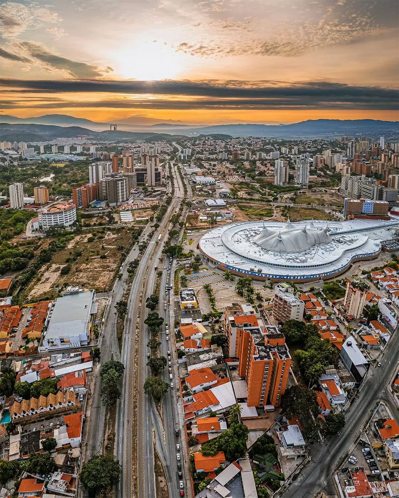 📍Amaneceres que te hacen sentir orgulloso de tu terruño.. 😍✨ Barquisimeto, tu cielo jamás olvido 

Cortesía: <a href="/foto/">foto mat</a>.juice 

➡➡ Síguenos en Telegram:  t.me/laraenredes

#LaraEnRedes #OrgullososDeSerGuaros #Lara #Venezuela #Barquisimeto  #Cabudare #Carora #Quibor