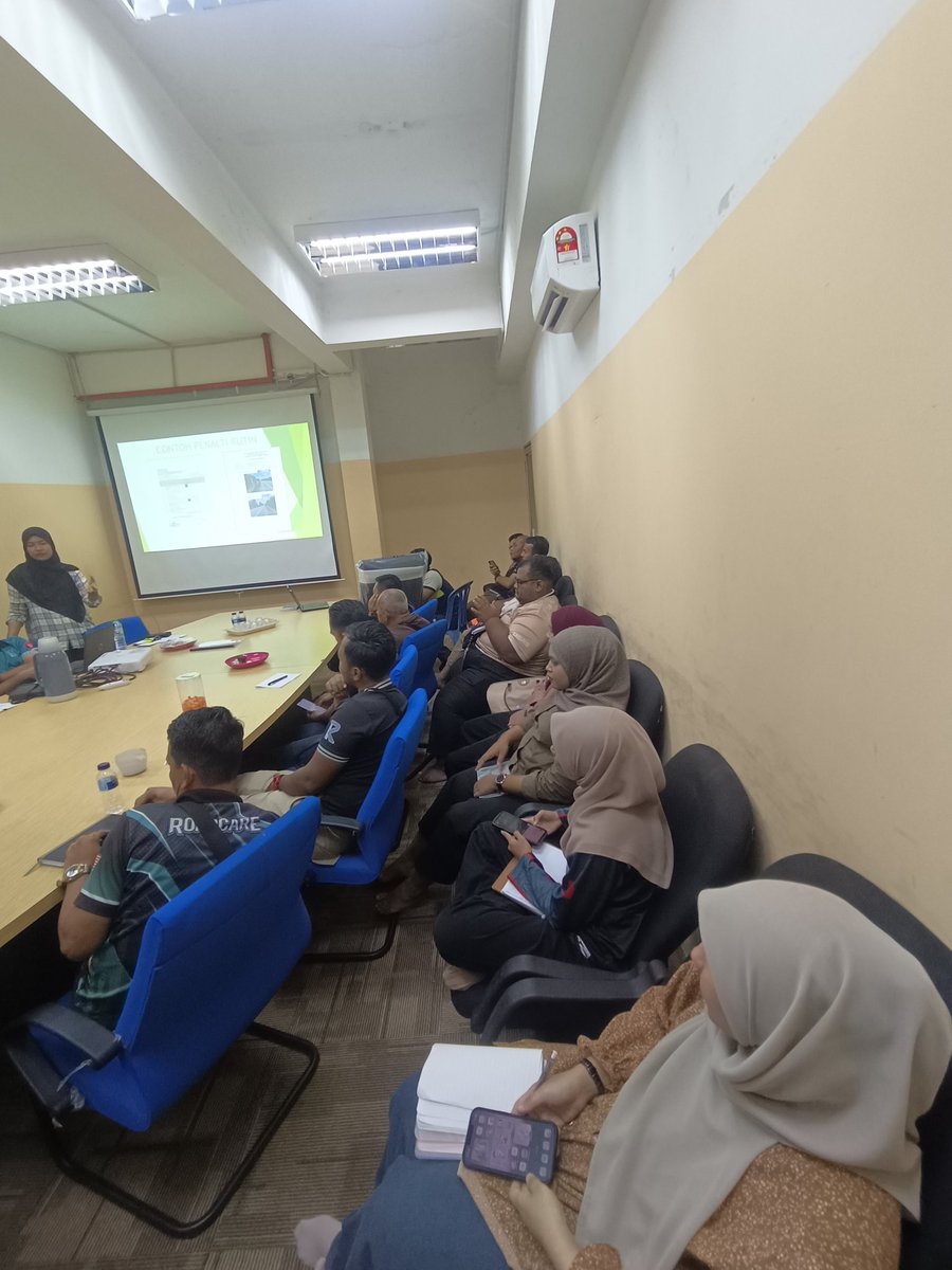 • 📋 Tajuk Program: Latihan Induksi Keselamatan dan Kesihatan ROADCARE K3  
• 📅 Tarikh: 7 Januari 2025  
• 🏢 Lokasi: Bilik Mesyuarat RCGM K3  
• 👥 Kehadiran:  
   - Team Roadcare Gua Musang  
   - Team Roadcare Jeli

#RoadcareMalaysia #KeselamatanDanKesihatan #K3 #TeamWork