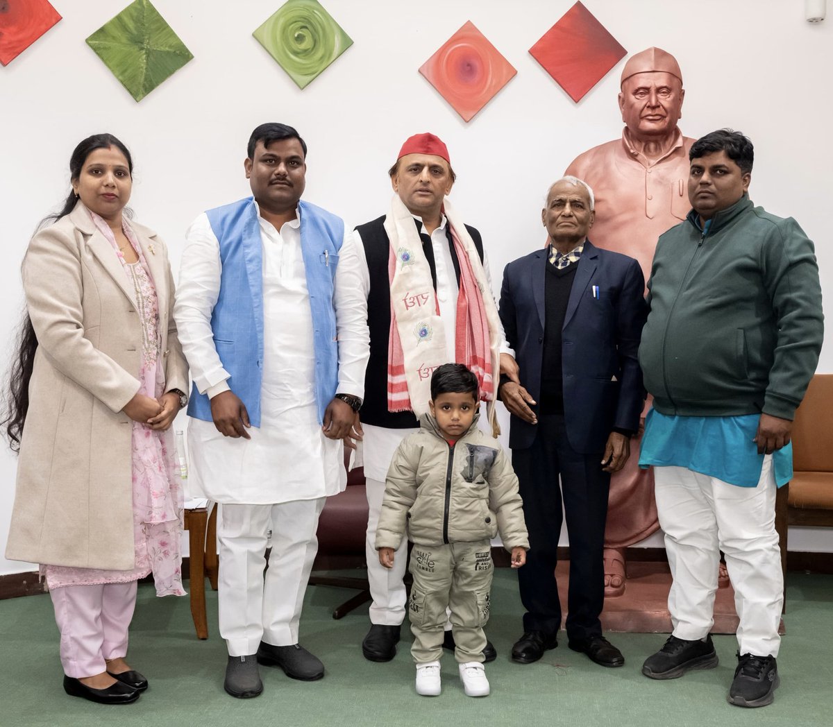 jitendr30464877's tweet photo. माननीय राष्ट्रीय अध्यक्ष जी को हमारे पारिवार से शिष्टाचार भेट के लिये बहुत बहुत आभार एवं धन्यवाद!!🙏 @shivpalsinghyad @yadavakhilesh @MediaCellSP @samajwadiparty https://t.co/UC53Q3yBLu