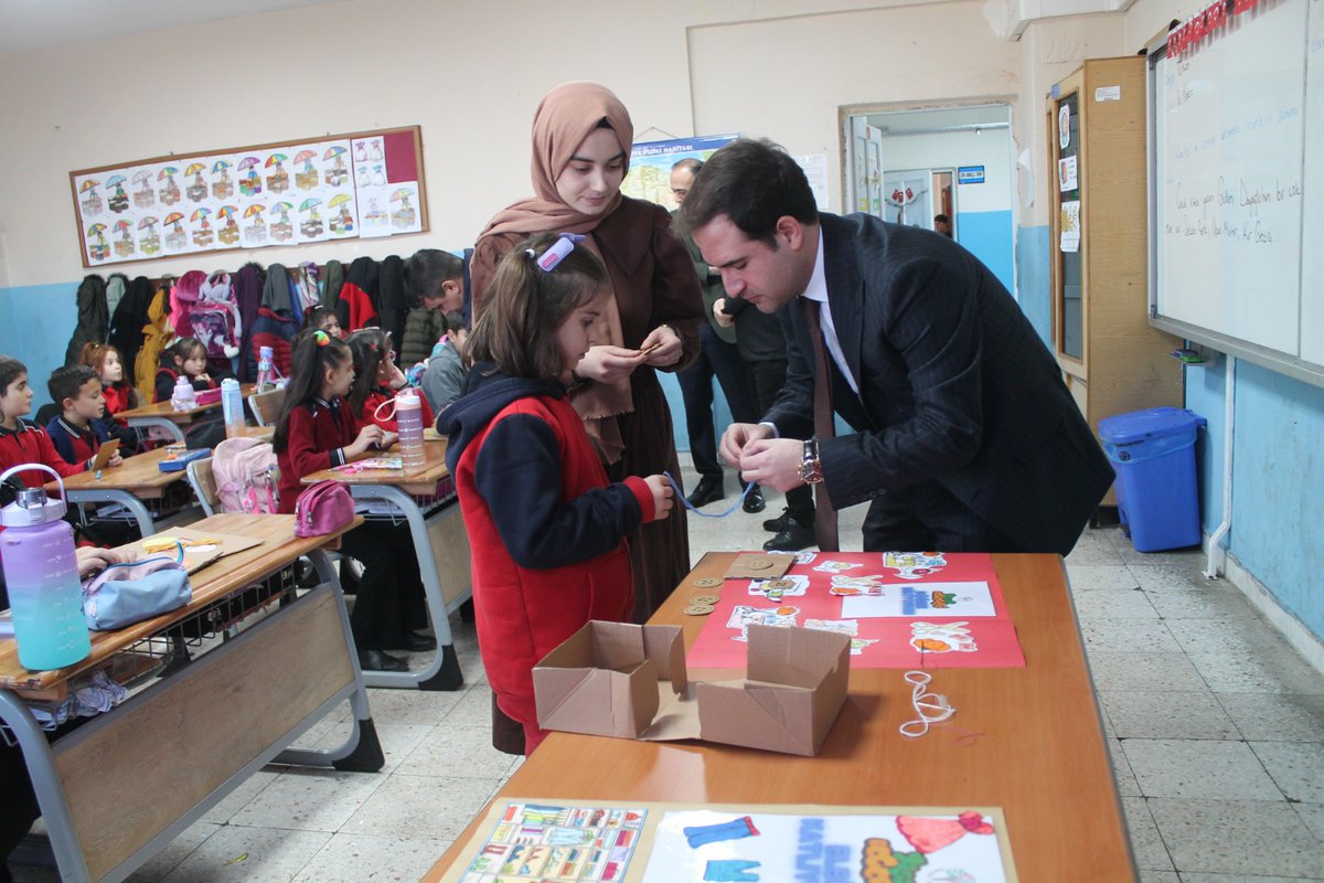 _bekilli's tweet photo. Kaymakamımız Sayın Ferdi AKGÜN;  öğrencilerin çok yönlü gelişimini desteklemek amacıyla İlçemiz Kurtuluş İlkokulunda düzenlenen Yaşam Becerileri Etkinliğine katıldı. https://t.co/YQWWNmn9CF