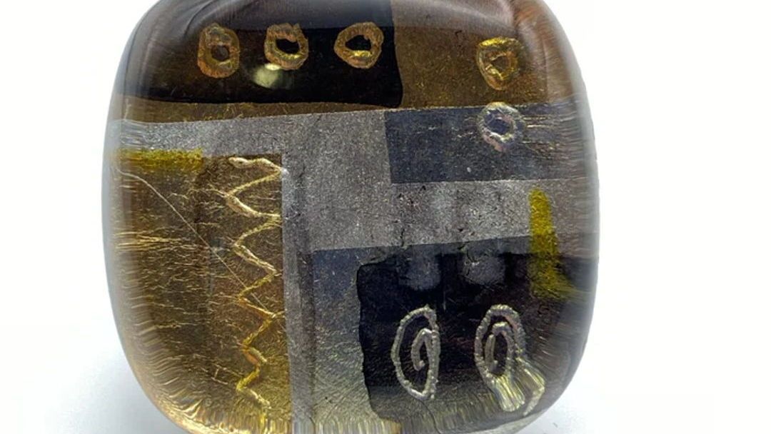 For those who love abstract art and rich decorations, we offer the opportunity to look at your fingers or wrist and be reminded of Klimt's shimmering geometries!

Gail Klevan's jewellery is the result of bold experimentation with inks, dyes, metallic foils, lustres and acrylic.