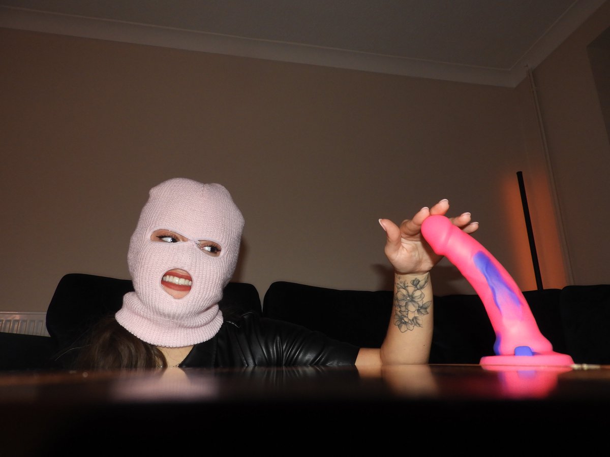 TinyLf4's tweet photo. What do I feed this thing again?? #BigPink #OnlyFans #Dildo #Latina https://t.co/LyUmwrWRni