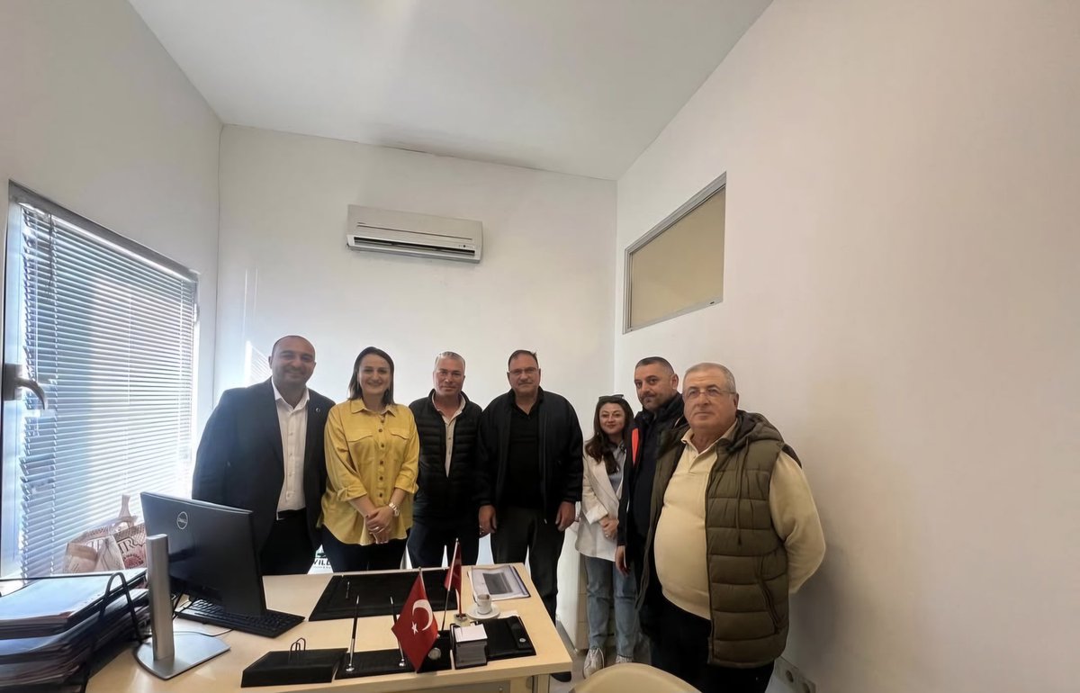 akbodrum48's tweet photo. İlçe Başkanımız Yaşar Yıldız ve Yönetim kurulu üyelerimiz ile birlikte Aile ve Sosyal Hizmetler Merkezine ziyarette bulunduk. Bodrum için her zaman her yerde olmaya devam ediyoruz. https://t.co/9zdQqqX05s