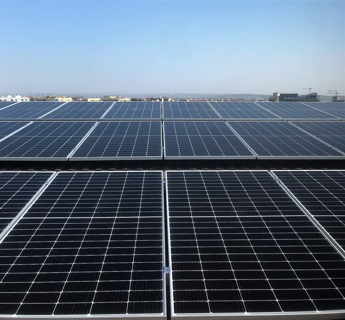 Mitos sobre la energía solar ☀️
Aún hay muchas ideas erróneas sobre la energía fotovoltaica. Durante los próximos días desmontaremos los mitos más comunes para que conozcas la realidad detrás de los paneles solares. 🚀

👉 Si te interesa, visita nuestro LinkedIn