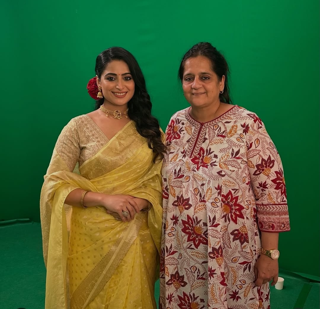 AdityaV2612's tweet photo. #aishwaryasharma is working again with the director dr chandra prakash and madira mam after #SurajyaSanhita back in 2019.
So happy and excited for her. 💫💞🔥🤩 https://t.co/IYkWwh2nNg