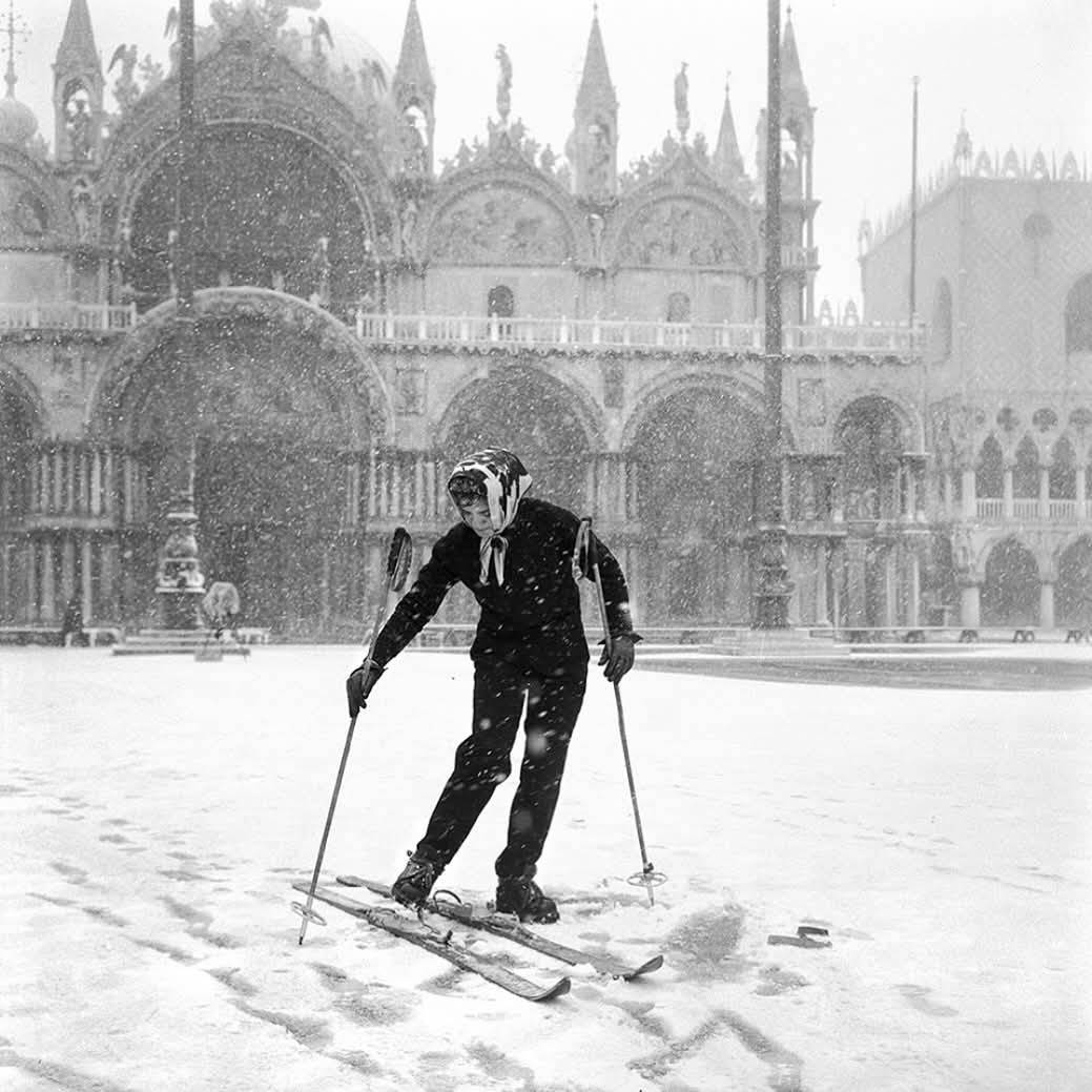 artribune's tweet photo. #fotodelgiorno: Venezia, 1956, foto cameraphotoepoche https://t.co/F8ydjuFq6r