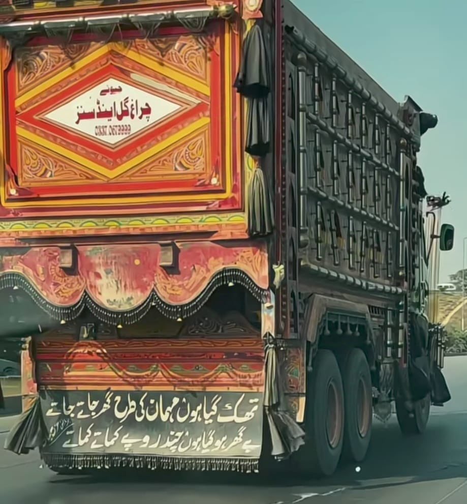 SayeedSpeaks's tweet photo. Thaak gaya hoon mehmaan ki tarah ghar jaate jaate
Be-Ghar ho Gaya hoon chandh rupay kamate kamate 

Pic shared by @azharmajidsaqib 
#TruckerLife #TruckDrivers https://t.co/k9FmpZFgwE