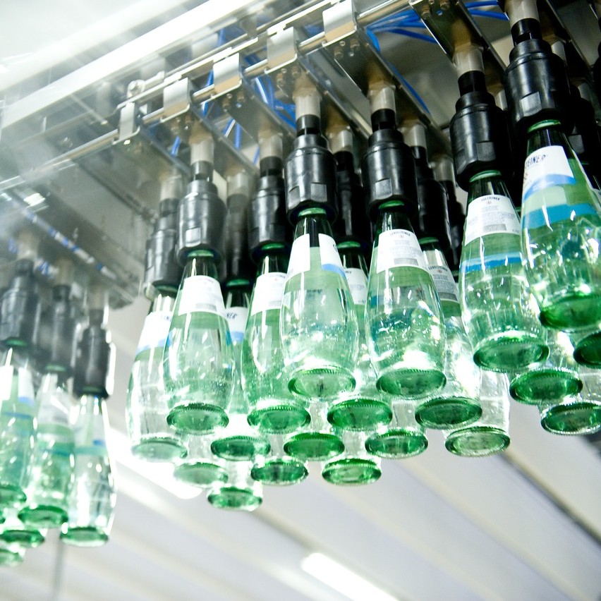 KronesAG's tweet photo. The packing and unpacking process in a beverage plant must run like clockwork.🔔Fast and gentle container handling and high flexibility to suit a wide variety of containers are the basic pre-requisites.😉The #Linapac II fully meets these requirements.🦾✨ https://t.co/ObL8XGuD5E