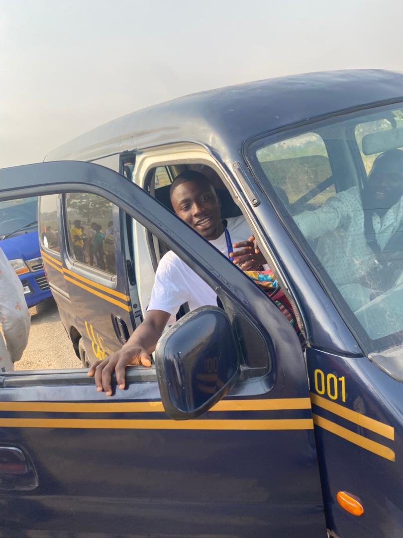 Philanderboyot's tweet photo. This is to inform every Unilorites that UNILORIN Campus Shuttle is valid and working.
This is the picture of me entering the bus around 9:20am today for which I've booked the ride around 8:52am for me and my friends.
So conducive, costless, comfortable and cosy transport means. https://t.co/YaEixaMU4P
