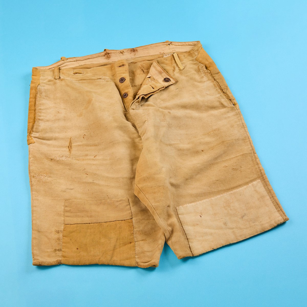 Belcampo’s korte broek, verbleekt en vol verstellingen, vertelt het verhaal van zijn zwerftocht door Europa in 1933. Roman Helinski besnuffelt de broek in het museum: literatuurmuseum.nl/nl/ontdek-onli…