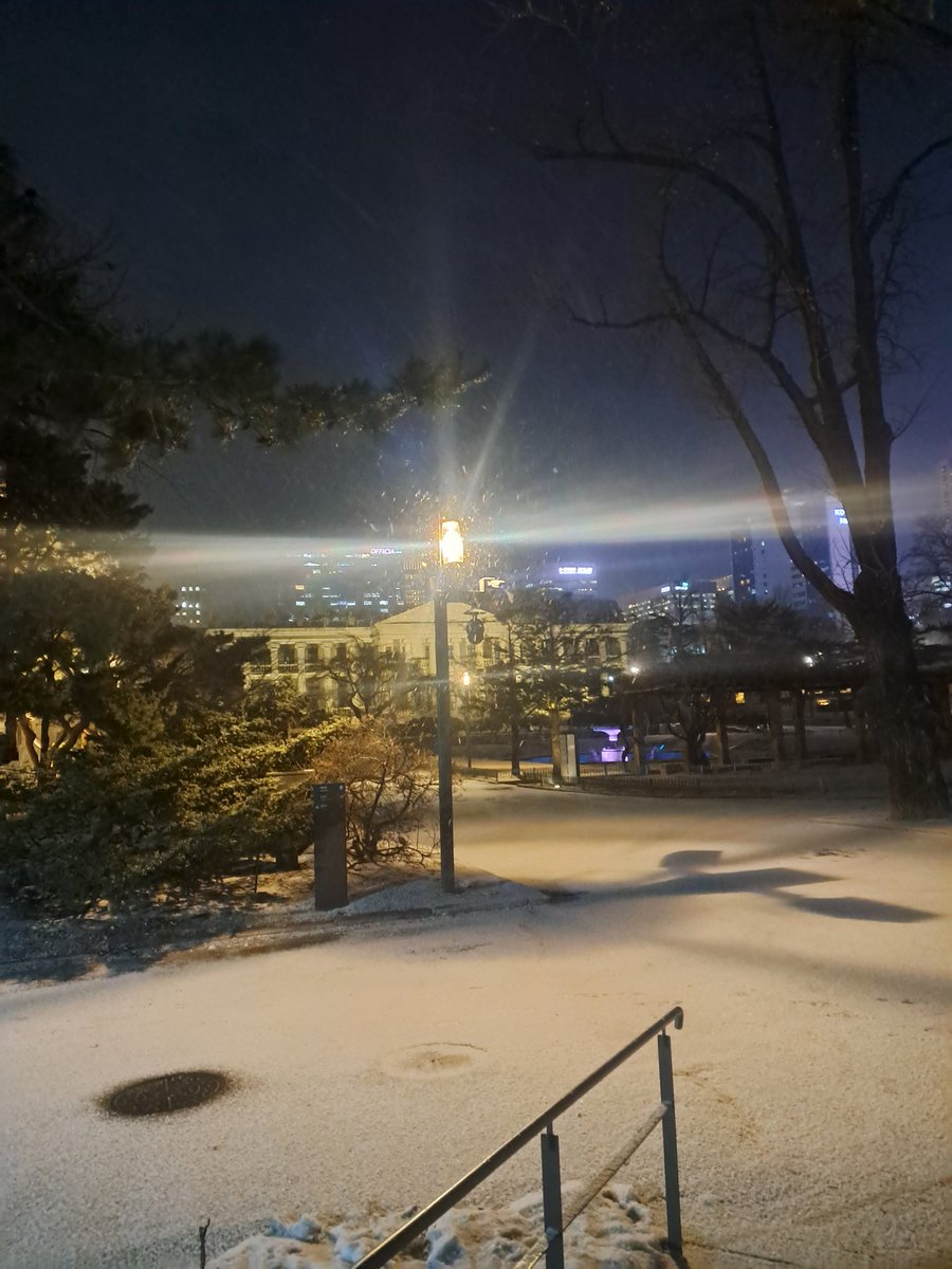 normalpersonone's tweet photo. 서울 여행 중. 눈도 많이 보고, 정말 즐거운 시간을 보내고 있다. https://t.co/JzgzGVUGUp