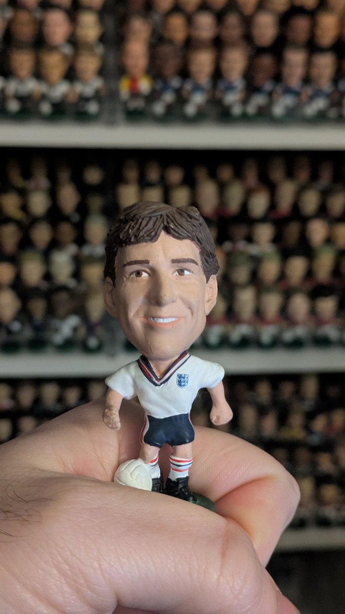 Morning all,

Time for #NameThatPlayer

Who's this guy?

#90sFootball