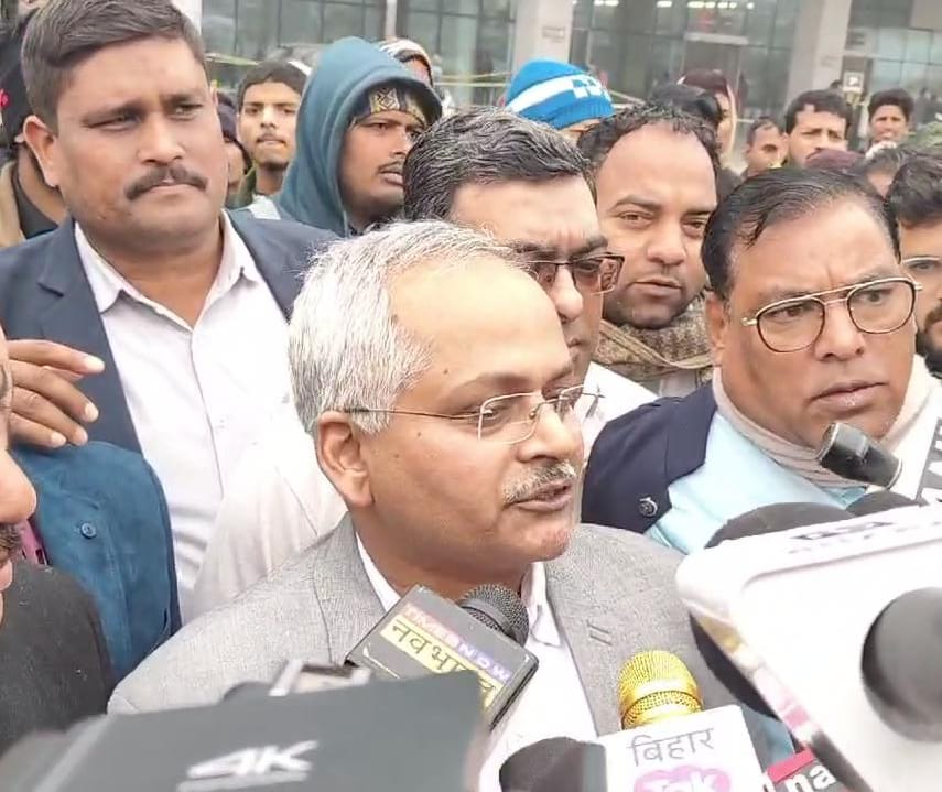 BIHAR BREAKING : प्रशांत किशोर को अस्पताल के ICU में शिफ्ट किया गया। आज सुबह तबियत बिगड़ने पर उन्हें पटना के मेदांता अस्पताल में भर्ती कराया गया था। BPSC छात्रों के समर्थन में वे 2 जनवरी से आमरण अनशन पर हैं।