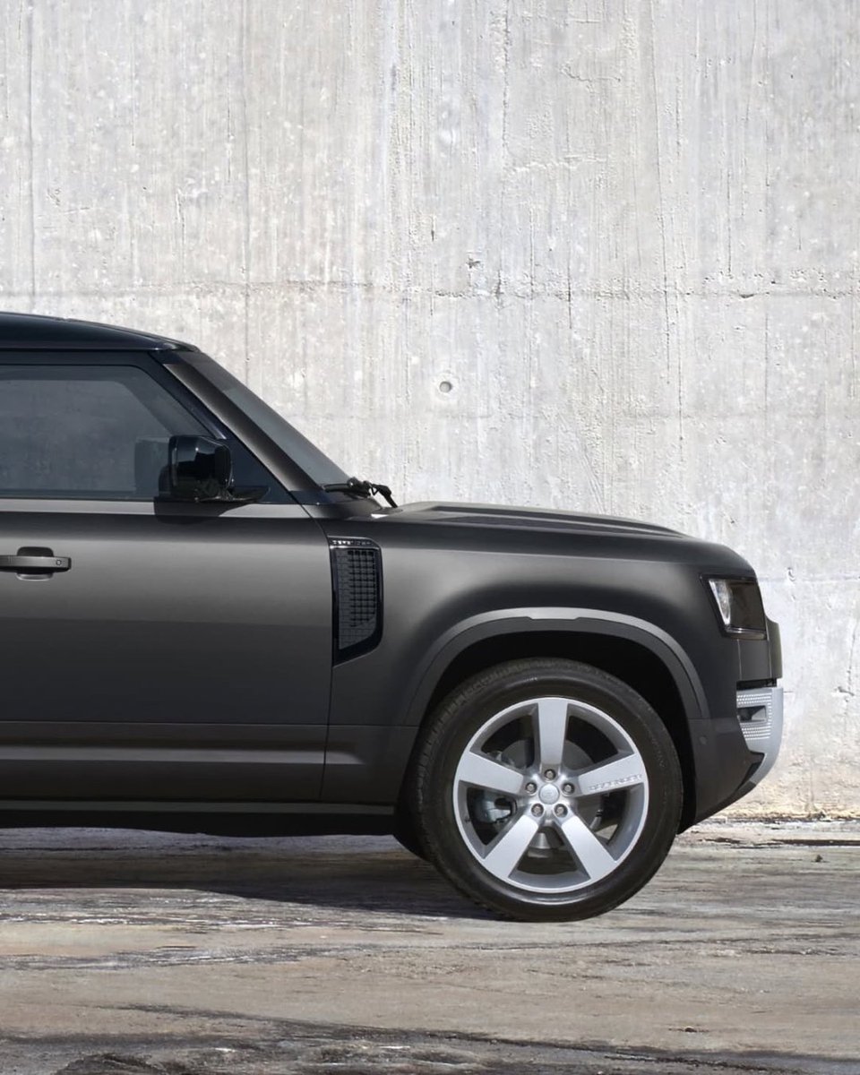 motorxone's tweet photo. Land Rover Defender is back with its V8 engine in India, it was discontinued in 2024. 

Prices for the Defender V8 now starts from ₹1.39 crore (ex-showroom) and it is available in three body styles - 90, 110 and 130. Two trims - X-Dynamic HSE and X.

#LandRoverDefender https://t.co/p6v09i7N7B