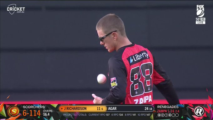 Back to back wickets for Adam Zampa 🔥 📹 Credits: Twitter/BBL