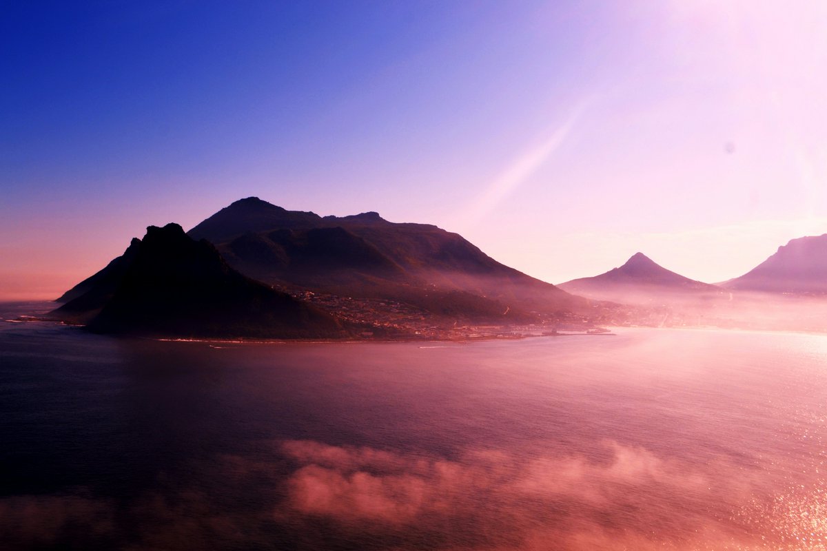 MalachiteStays's tweet photo. Beautiful image of a #houtbay sunrise in #capetown. How blessed we are. #theplacetobe #visitcapetown #beautyaroundus Image: Carolinie Cavalli Unsplash https://t.co/rVLpLyvMOa
