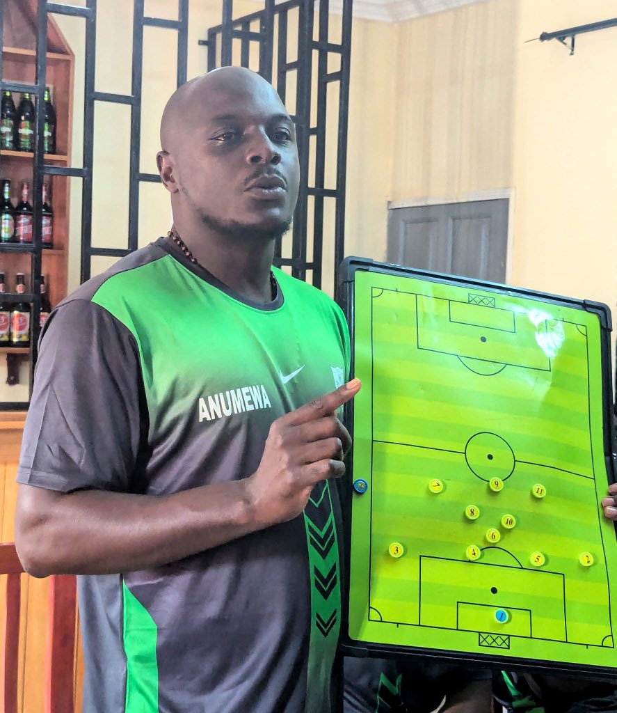 Kosi_foottalk's tweet photo. Coach Anumewa Franklin leading the way for Bafmeng United.
Coach Anumewa and his boys stand at the top of Pool A and are unbeaten after match day 4.
4games
2wins
2draws
5goals scored
1 goal conceded
How far do you see BUFA going this season?
#BUFA #elitetwo #bafmengunited https://t.co/RJp2mH2ZK3