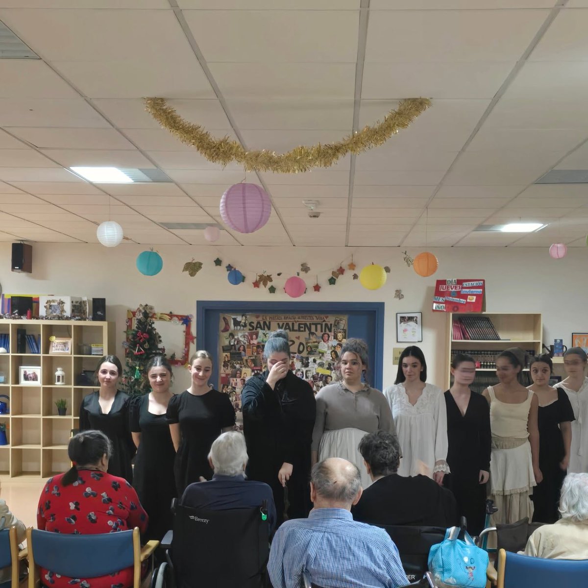 Fundación Emalcsa (@fundemalcsa) on Twitter photo A pasada semana, <a href="/NoiteBohemia/">Teatro Noite Bohemia</a> presentou 'A Casa de Bernarda Alba' na Residencia de Maiores Concepción Arenal da Coruña, unha #actividade que se enmarca dentro do seu #proxecto ARCO.
➡️ Este proxecto forma parte do programa Cultura Accesible e Inclusiva da Fundación Emalcsa. A pasada semana, <a href="/NoiteBohemia/">Teatro Noite Bohemia</a> presentou 'A Casa de Bernarda Alba' na Residencia de Maiores Concepción Arenal da Coruña, unha #actividade que se enmarca dentro do seu #proxecto ARCO.
➡️ Este proxecto forma parte do programa Cultura Accesible e Inclusiva da Fundación Emalcsa.