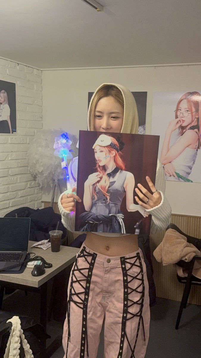 Insomnia3010's tweet photo. So shocked to see me 😂 but jokes aside, It’s amazing to see her so close up again, so heartwarming 😄 feels like it’s my birthday, not hers 😆  Happy YooHyeon Day 🎉🥳

 *카페 디어마이플라워
#With_Yoo_the_Knight
#Happy_Yoohyeon_Day
#유현 #김유현 #YOOHYEON https://t.co/lkO8cKf0w5