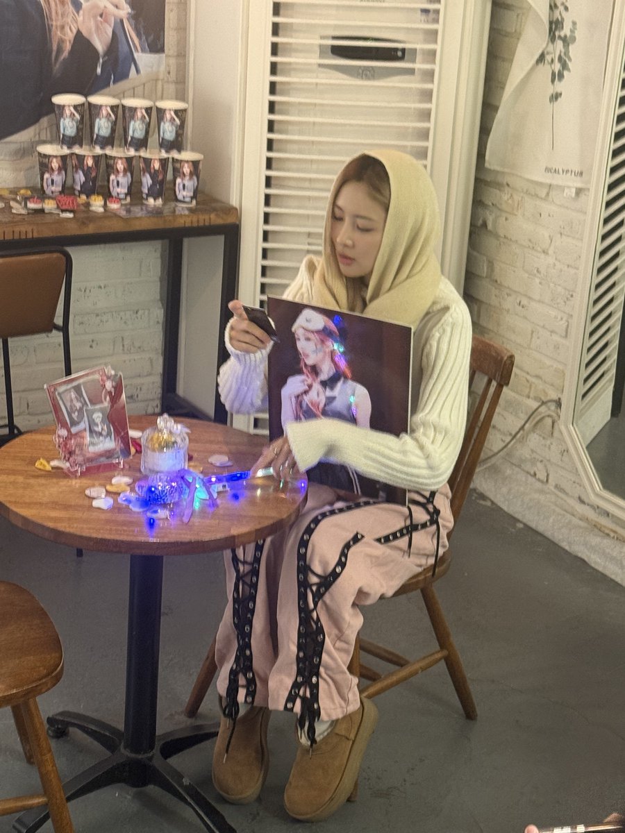 Insomnia3010's tweet photo. So shocked to see me 😂 but jokes aside, It’s amazing to see her so close up again, so heartwarming 😄 feels like it’s my birthday, not hers 😆  Happy YooHyeon Day 🎉🥳

 *카페 디어마이플라워
#With_Yoo_the_Knight
#Happy_Yoohyeon_Day
#유현 #김유현 #YOOHYEON https://t.co/lkO8cKf0w5