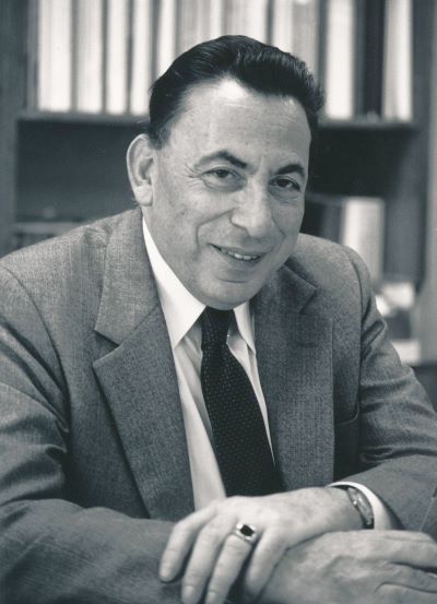 Erich Bloch war maßgeblich an der Entwicklung der IBM Stretch und 360 beteiligt. Vor 100 Jahren in der Nähe von Freiburg geboren, überlebte er als Jude die Nazizeit in der Schweiz und leitete nach seiner IBM-Karriere die National Science Foundation. blog.hnf.de/erich-bloch-19…