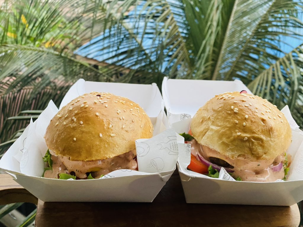 Finegirl_Farmer's tweet image. Classic beef burger is still selling for #4,000 only 

Made with love for YOU from scratch😎

#BeyondDelicious treats by #FinegirlFARMER